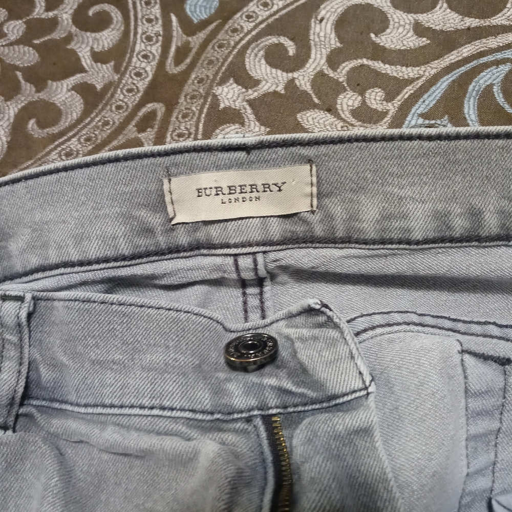 A pair of Burberry 👖 fit like size 36
